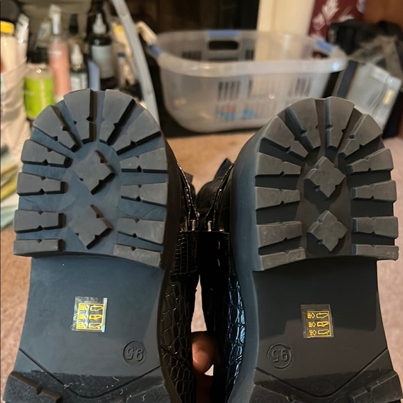 Black Croc-Embossed Women's Chelsea Boots - Picture 5 of 5